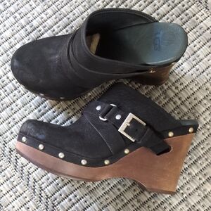 UGG WOODEN SOLE LEATHER MULES CLOGS